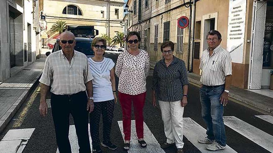 Vecinos movilizados en el tramo más estrecho y peligroso, a poca distancia de la iglesia.