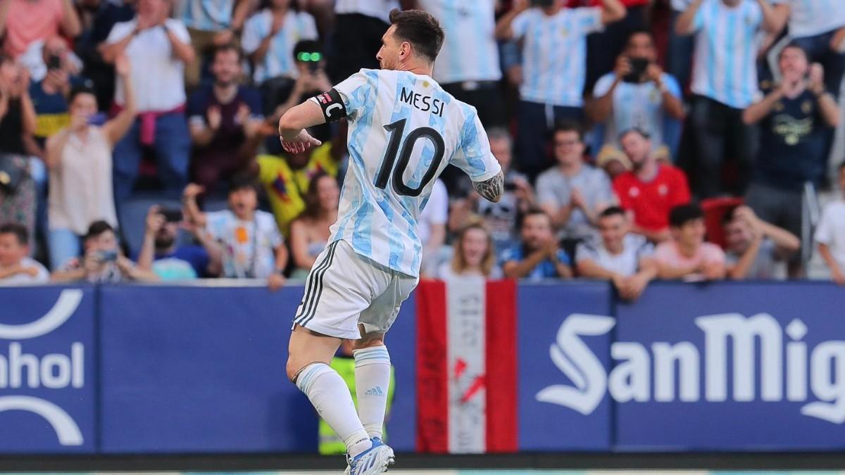 Messi celebra uno de sus goles en El Sadar