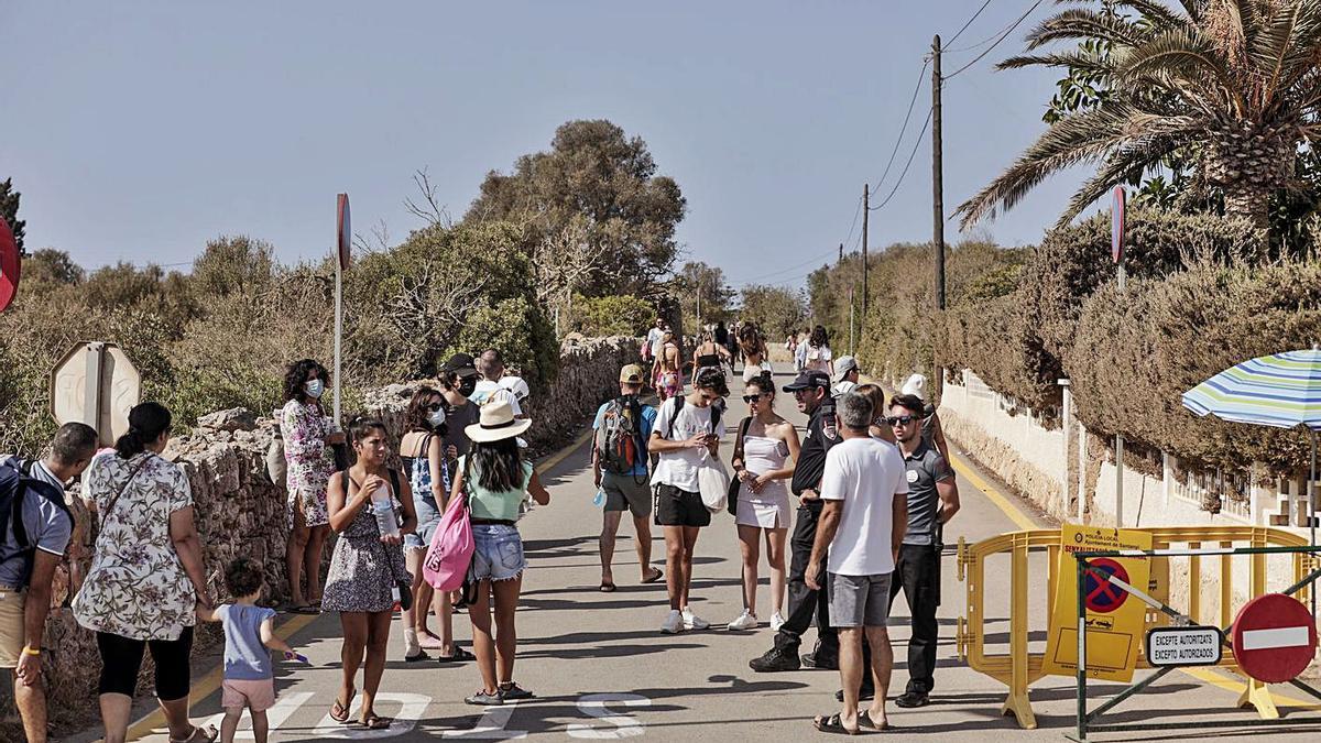Bañistas este mes de agosto para visitar el Caló des Moro. | MANU MIELNIEZUK