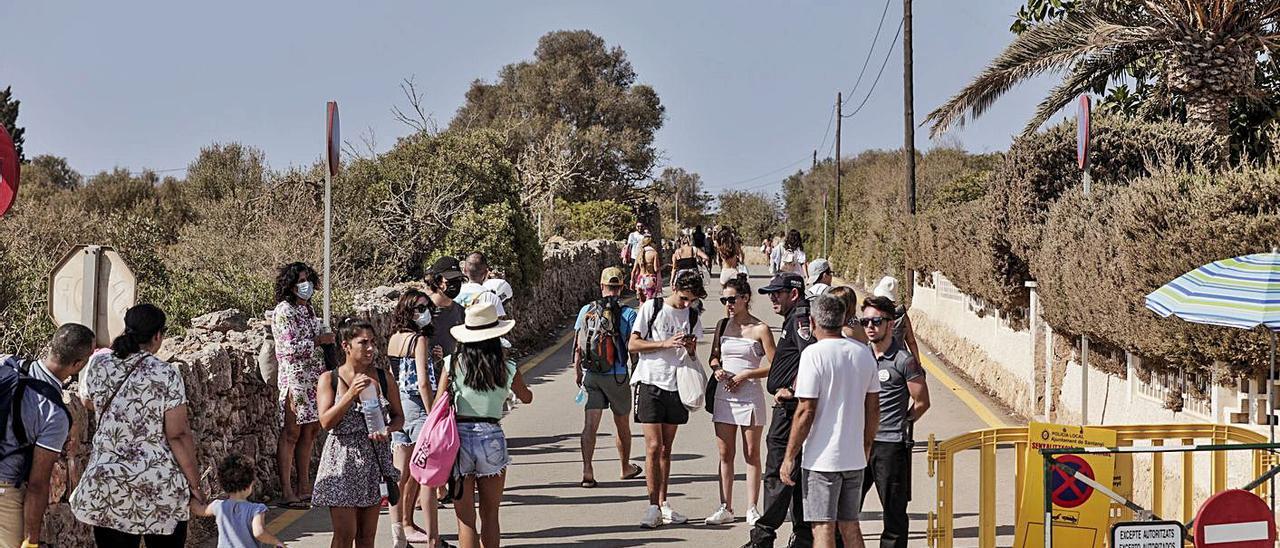 Bañistas este mes de agosto para visitar el Caló des Moro. | MANU MIELNIEZUK