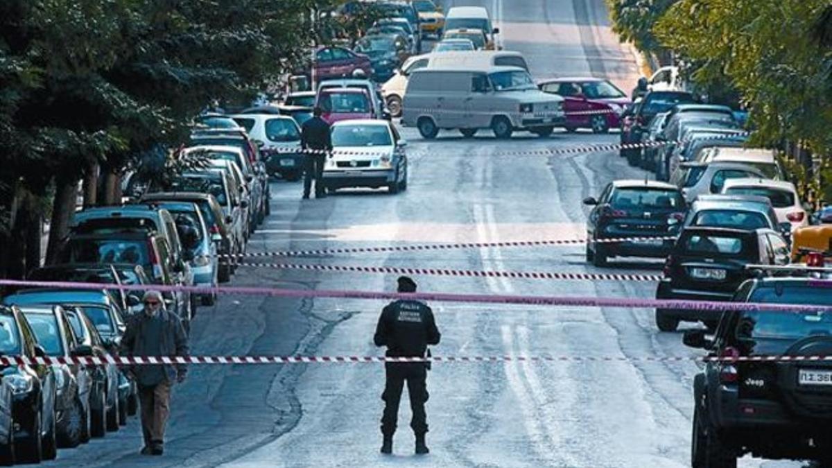 Tensión 8 La policía acordona una calle antes de llevar a cabo la explosión controlada de un paquete bomba, el pasado martes en Atenas.