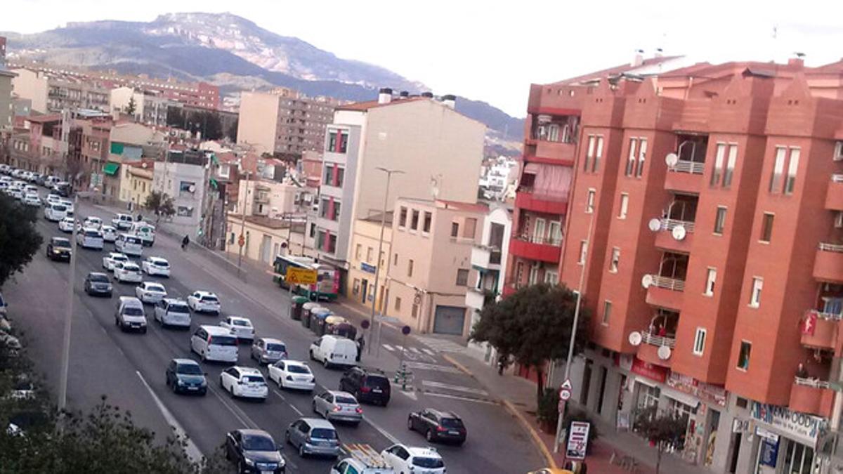 Los taxistas de Sabadell protestan por la decisión de la Funeraria de conceder el servicio de acompañamiento a una única empresa de alta gama.