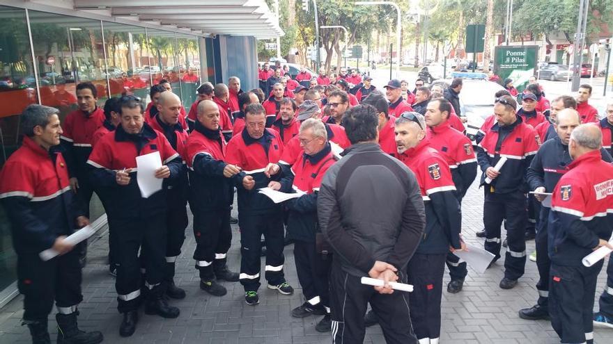 Bomberos de Murcia, frente a la concejalía de Seguridad.