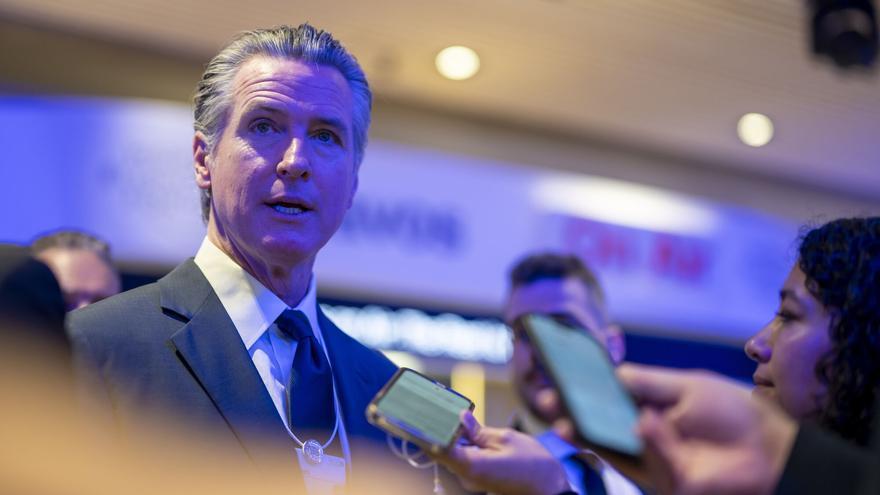 El gobernador de California ve cancelada su intervención en Davos y alega presiones de Trump para silenciarlo