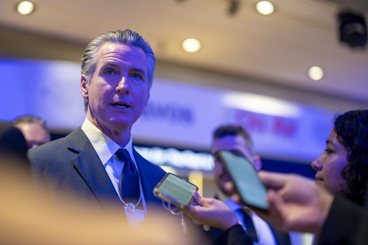 Newsom ve cancelada su intervención en Davos y alega presiones de Trump para silenciarlo