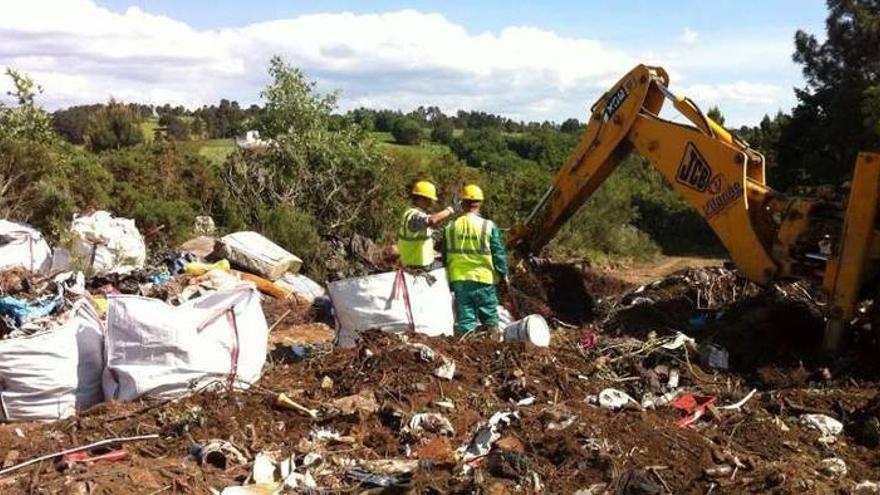 Medio Ambiente realiza tareas de retirada de basura en Pedroso