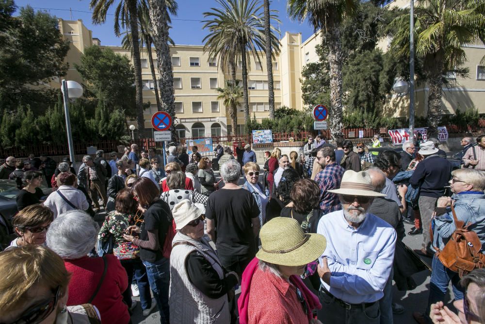 Los vecinos de Benalúa se oponen a convertir el asilo en un centro privado.