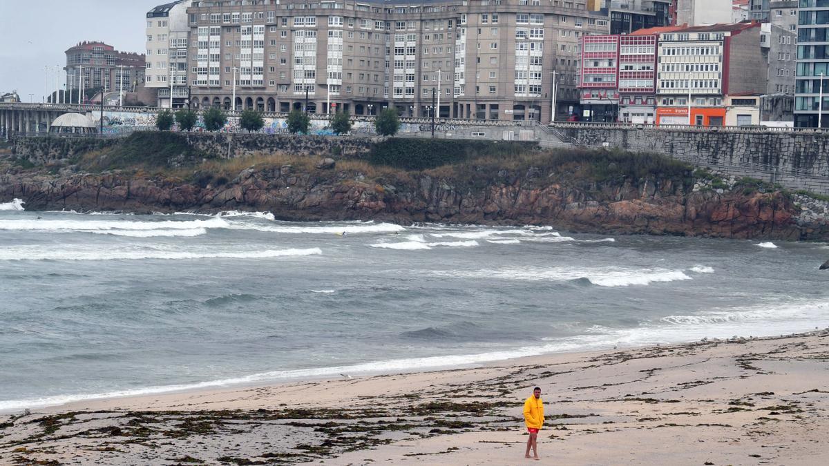 Un socorrista en la playa del Orzán el pasado fin de semana.