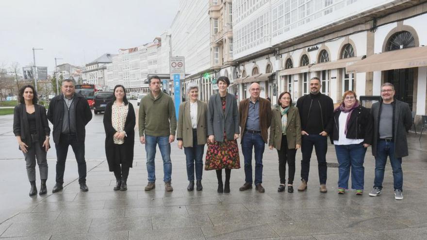 Pontón posa con los diputados del BNG por A Coruña.   | // C. PARDELLAS