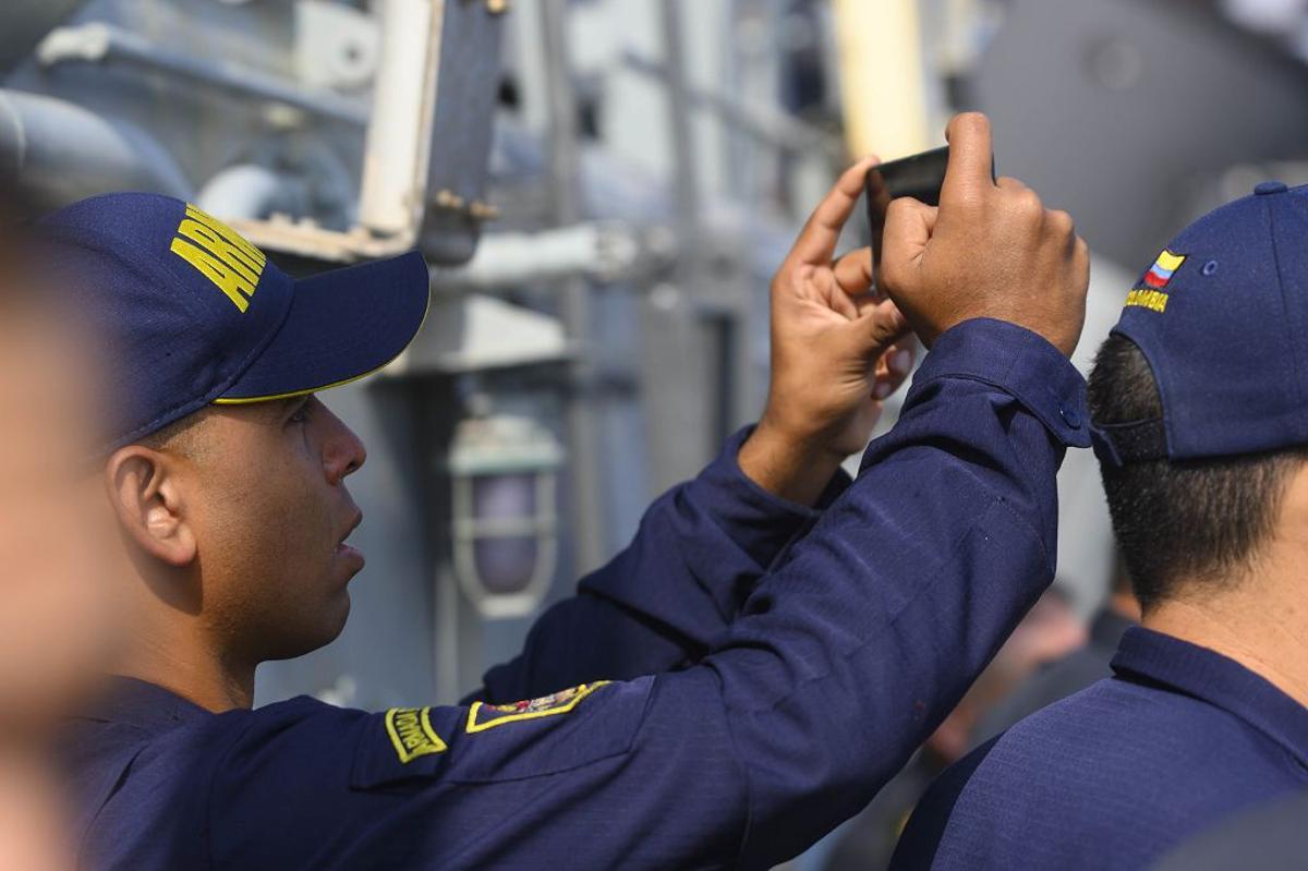 La Armada simula el accidente de un submarina para rescatar a su tripulación