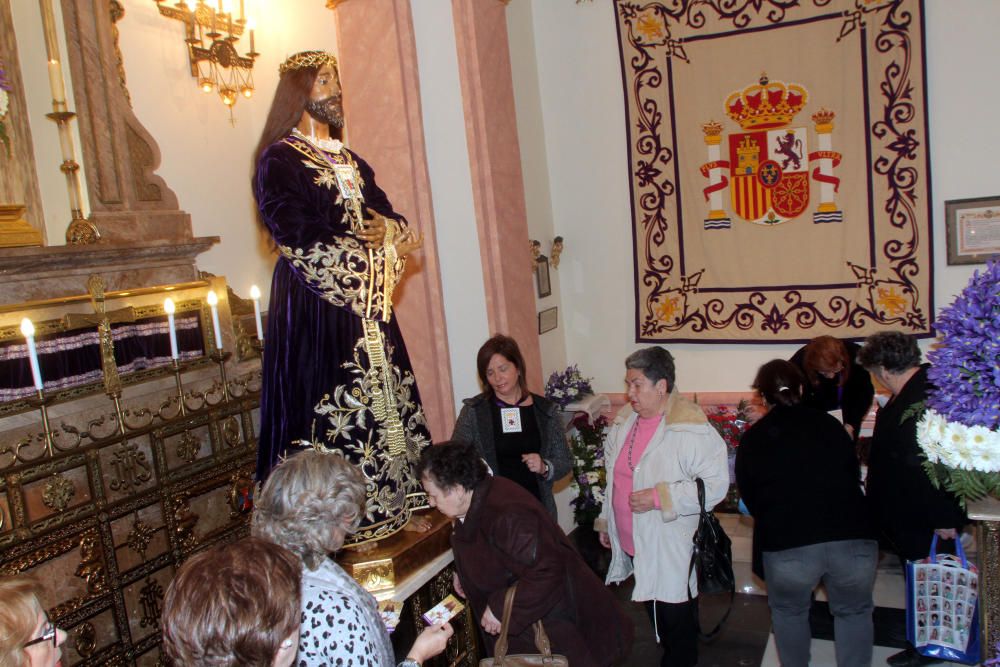 Decenas de cartageneros acuden al Besapié del Medinaceli