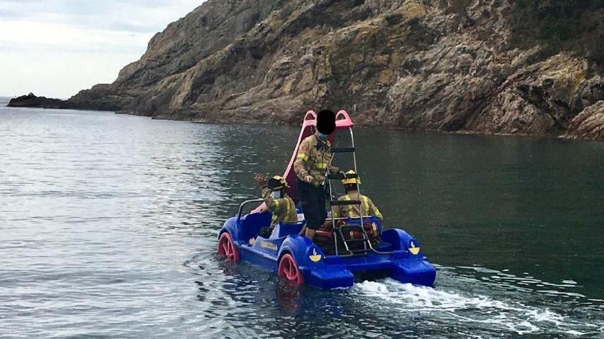 Els bombers desplaçant-se en un patinet de mar.