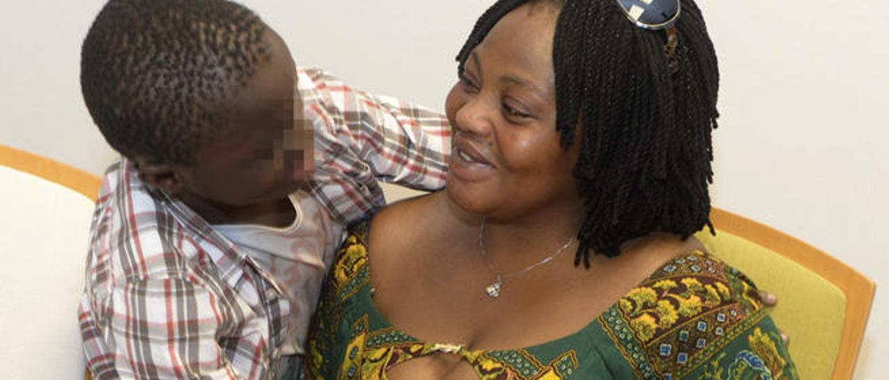 El pequeño Adou abraza a su madre Lucie Dongo, en el Centro de Menores de Ceuta, tras ser entregada su tutela .