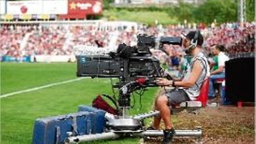 Una càmera de televisió a Montilivi en un partit del curs passat.