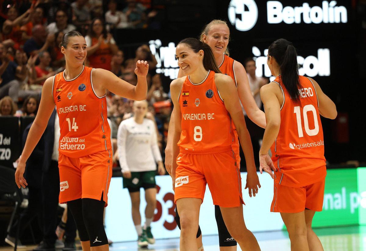 Rebecca Allen, junto a Raquel Carrera, Gülich y Leti Romero ante el AZS UMCS Lublin en La Fonteta
