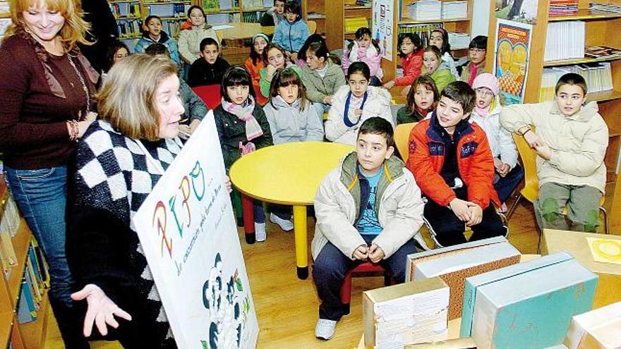 Un grupo de escolares del colegio Manuel Rivero de Lalín, ayer, durante su visita a la biblioteca municipal Varela Jácome.