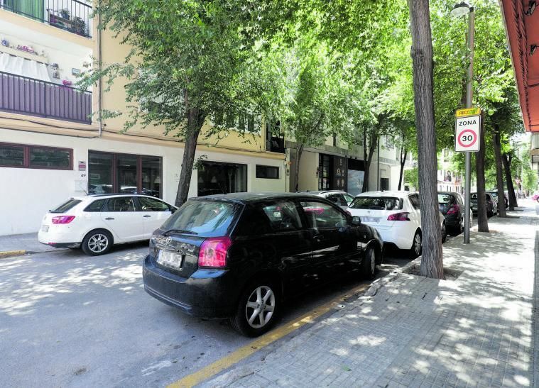 Saturación de coches, que habitualmente aparcan en línea amarilla.