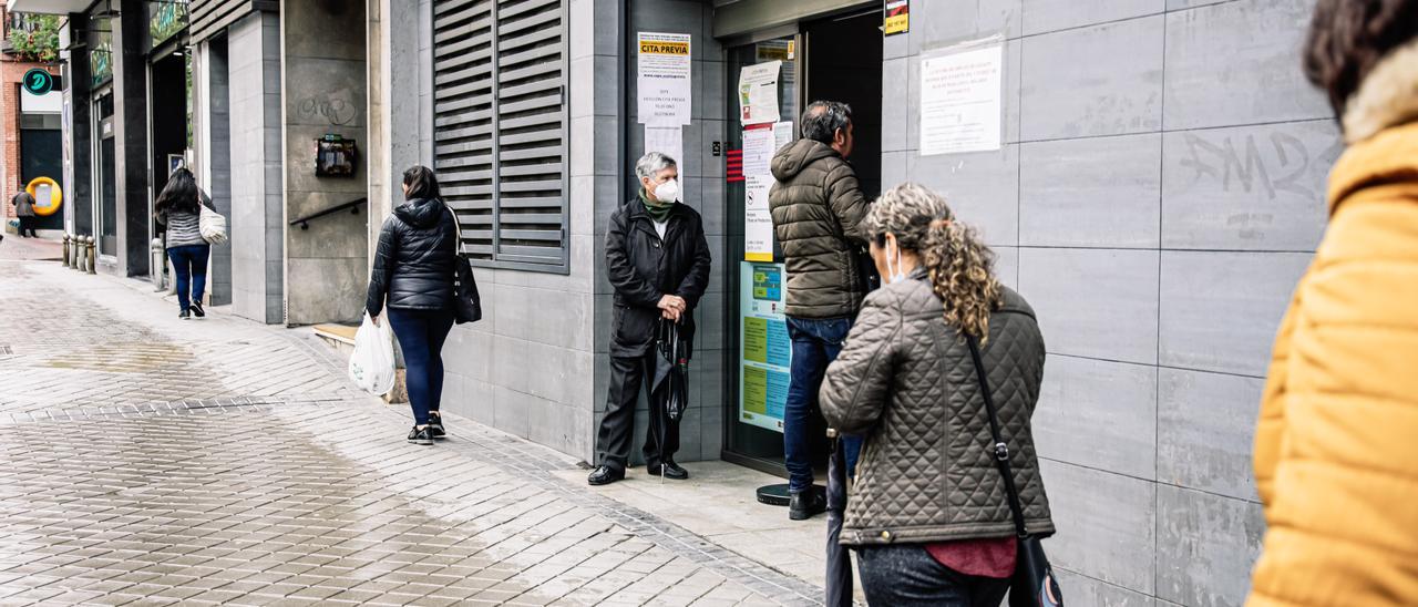 Varias personas en una oficina de empleo.