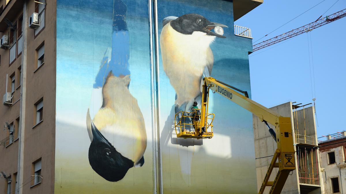 Mural que está realizando Brea por la FIO de Monfragüe.