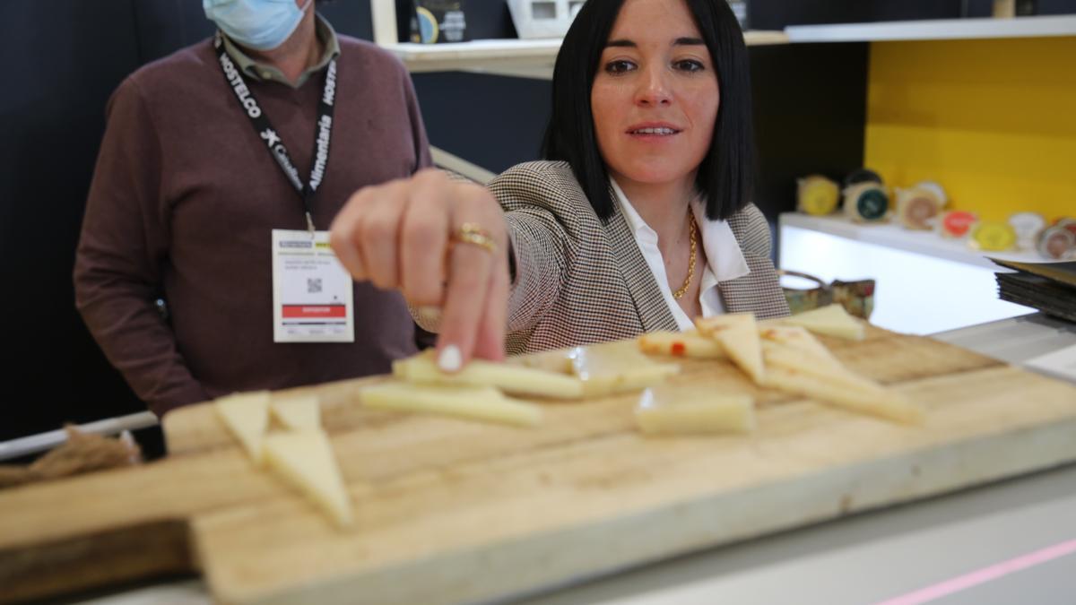 Ambiente en la Feria de la Alimentaria en la Fira-2 de L'Hospitalet. Imagen del pabellón 3 dedicado a Interlact e Intercarn.