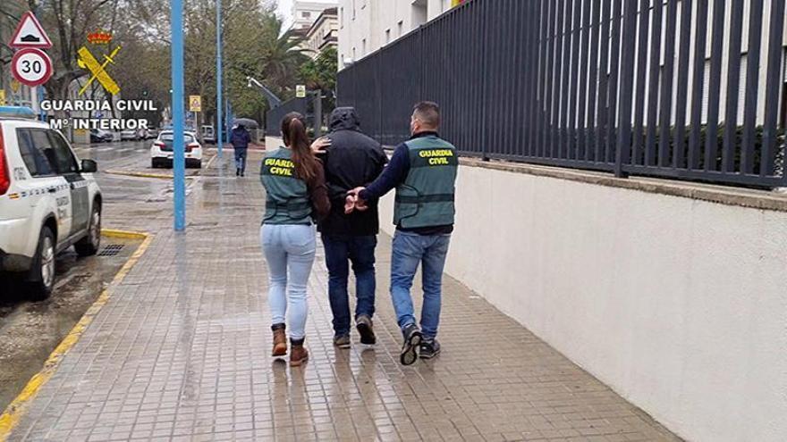 Momento en que los agentes se llevan al detenido.