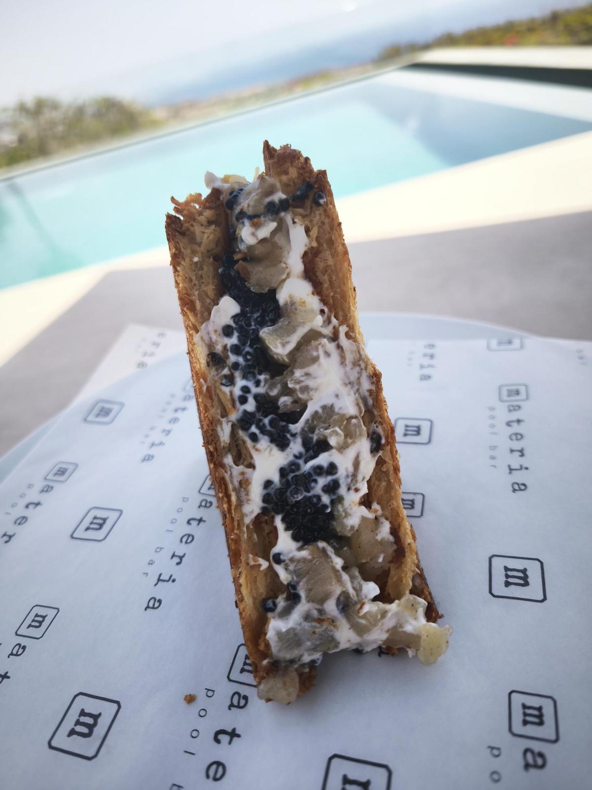 Bikini de caviar con lubina.