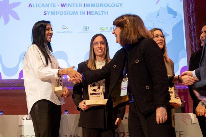 Jenni Hermoso recibe el premio "Entrena tu inmunidad" en Alicante