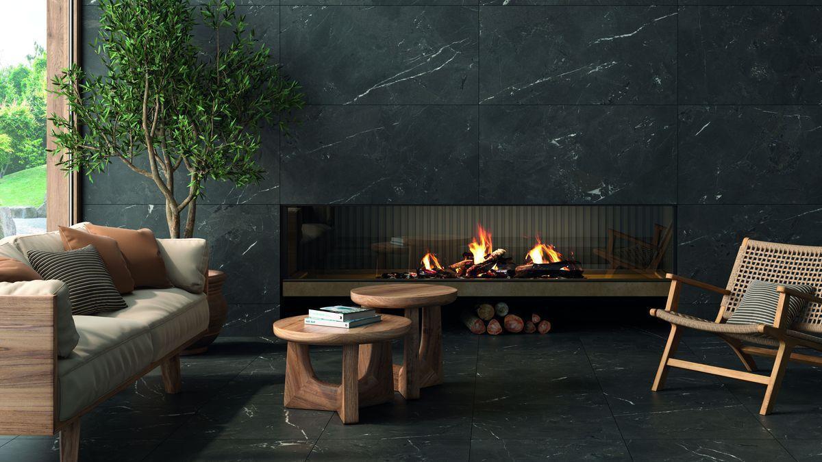 El ambiente ‘Negresco Anthracite’ usa una piedra de carácter visual con tonos marrón-cobrizos.