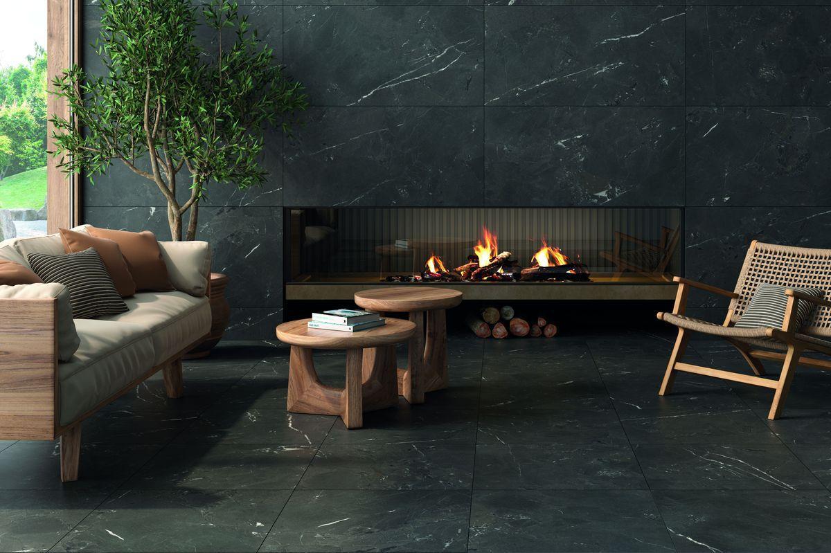 El ambiente ‘Negresco Anthracite’ usa una piedra de carácter visual con tonos marrón-cobrizos.
