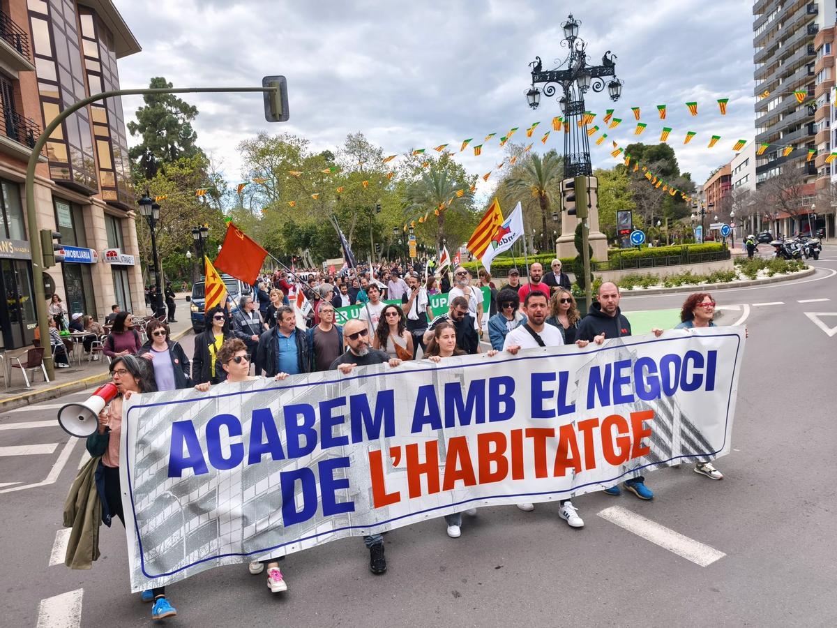 Cabeza de la manifestación por la vivienda digna en Castellón.