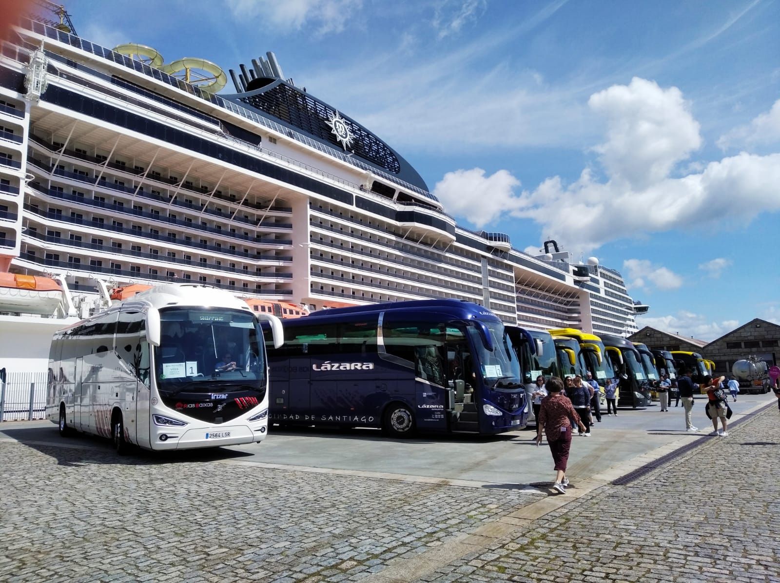 Duelo de esloras en Vigo con los colosos 'Ventura' y 'MSC Virtuosa'