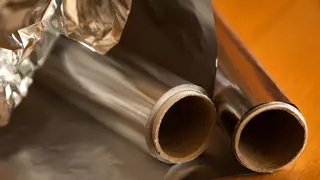 La razón de por qué todo el mundo pone papel de aluminio en las ventanas