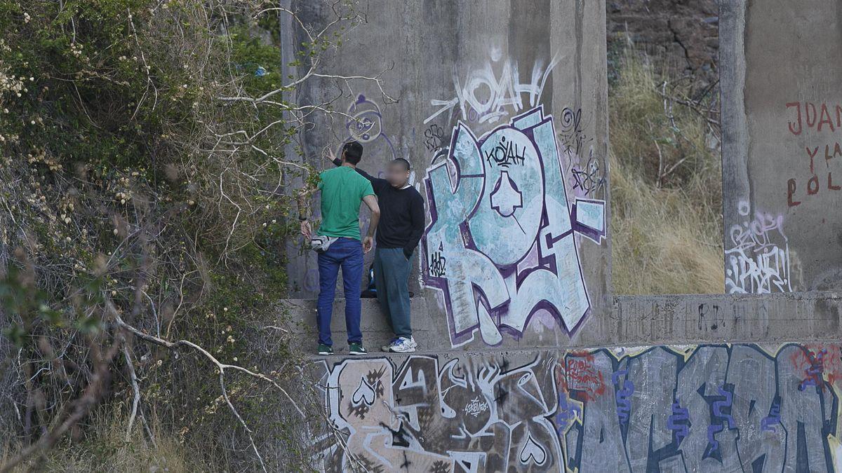 Dos de los jóvenes que se encontraron con el cadáver en el Barranco de Santos. / E. D.