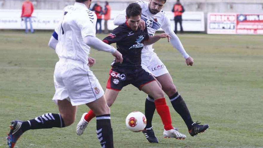 Aarón Aguado, entre dos rivales de la Cultural, la pasada temporada.