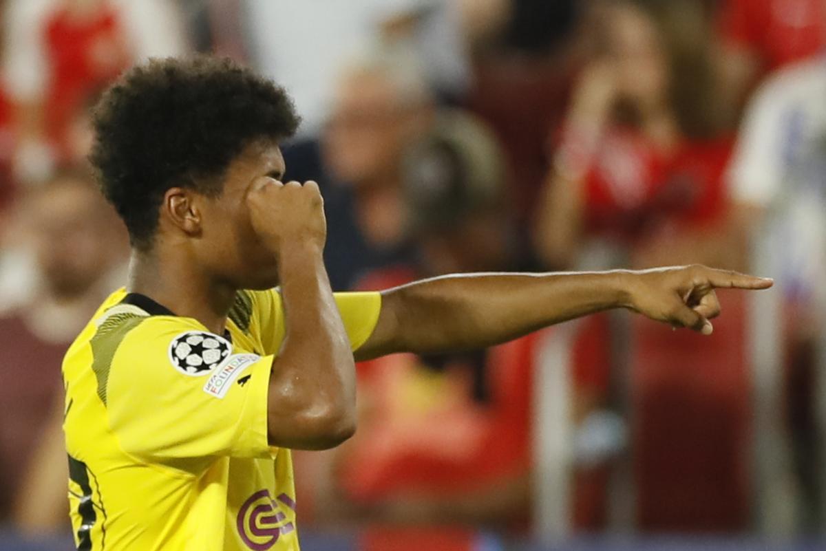 SEVILLA. 05/10/2022. - Karim Adeyemi del Borussia Dortmund celebra tras marcar el tercer gol ante el Sevilla en el partido de Champions League que se ha disputado esta noche en el estadio Ramón Sánchez Pizjúan de Sevilla. EFE/José Manuel Vidal