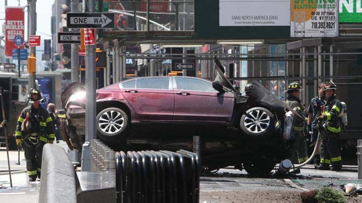 Mor una persona en un accident de trànsit a Nova York i deu més resulten ferides.