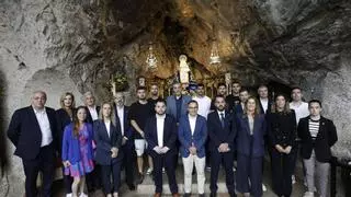Un guiño azul a La Santina y la curiosa petición de Martín Peláez: así fue la ofrenda del Oviedo a la Virgen de Covadonga