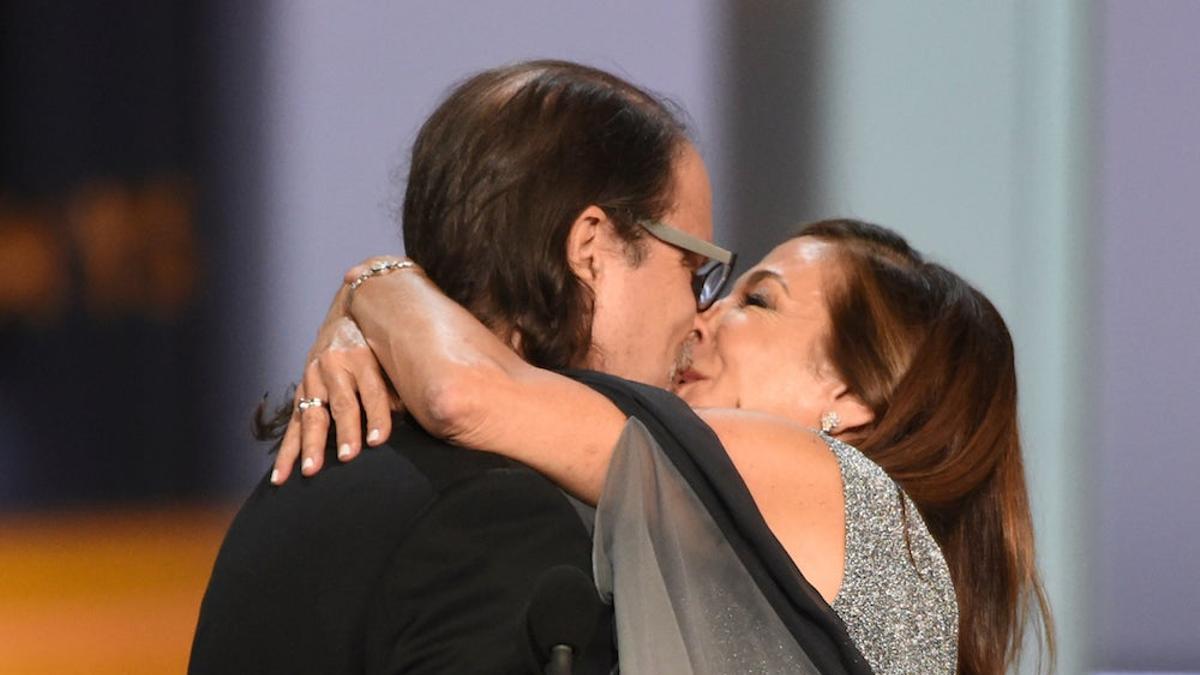 El director Glenn Weiss le pide matrimonio a su novia en mitad de los Emmy