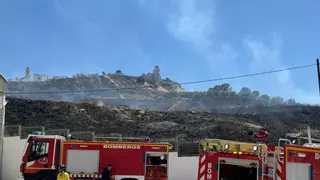 Controlado el incendio en el entorno del castillo de Aguilar de la Frontera