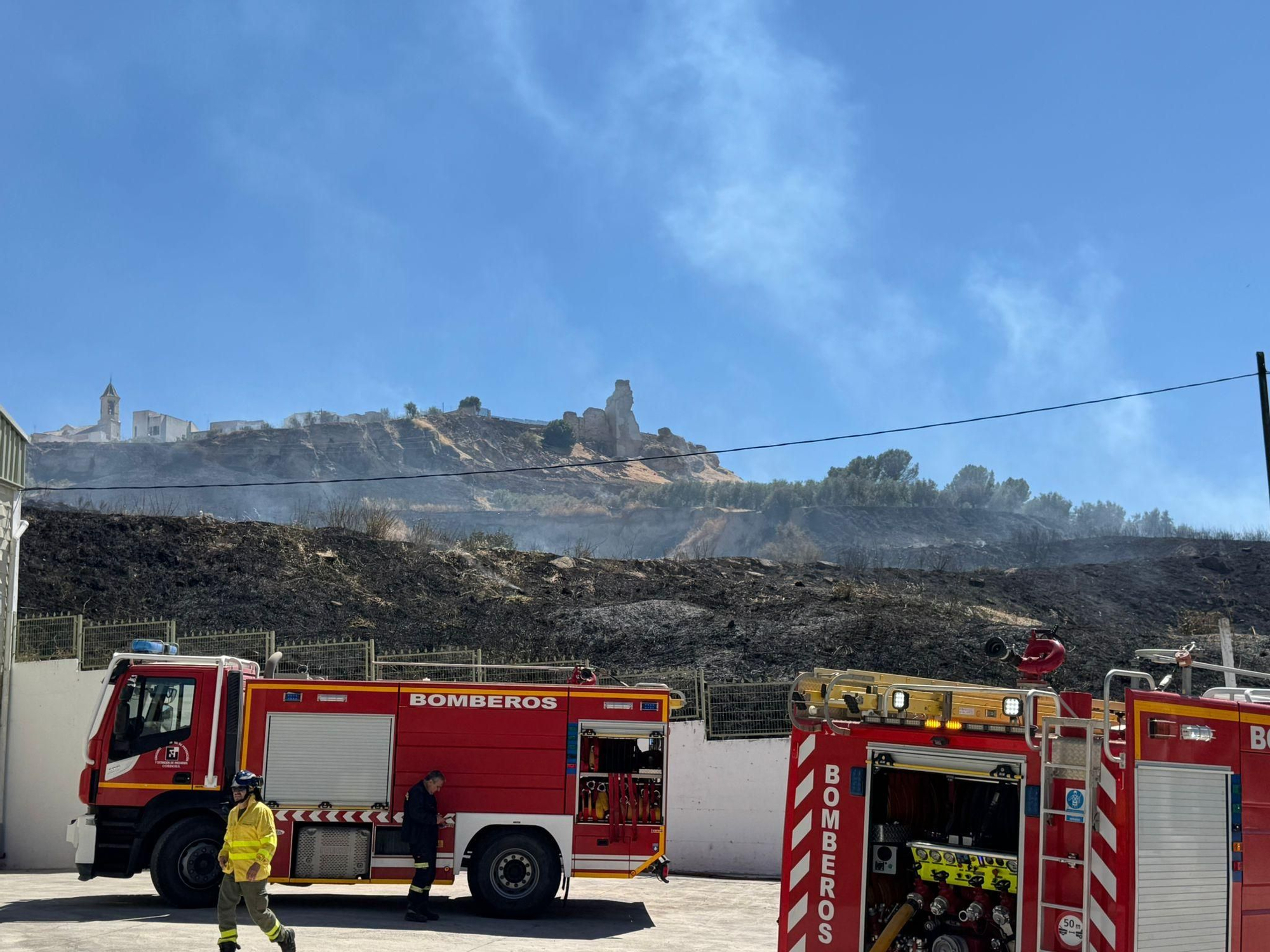 Incendio de pastos en la carretera de la estación de Aguilar de la Frontera