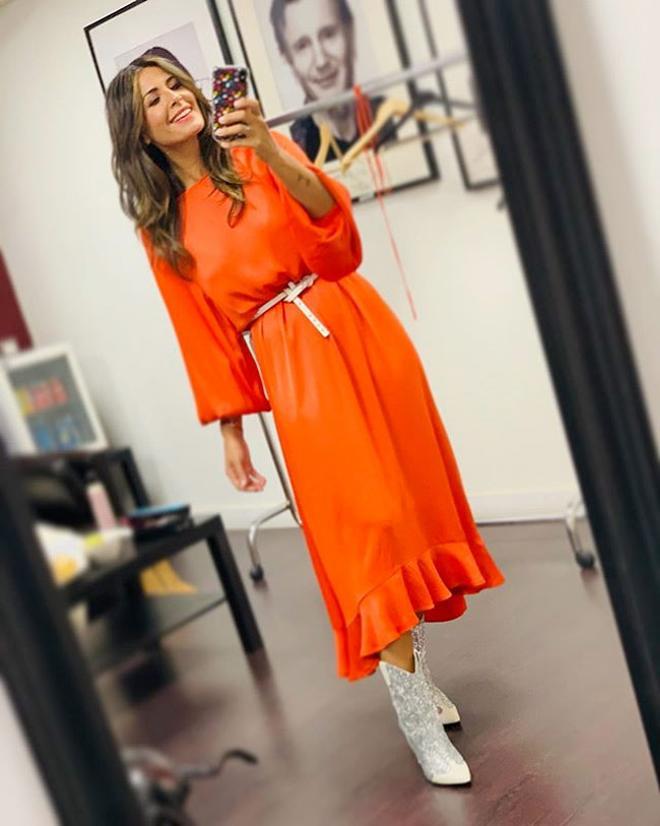 El look de Nuria Roca con vestido naranja y botas 'cowboy' de glitter plateado, de Essentiel Antwerp