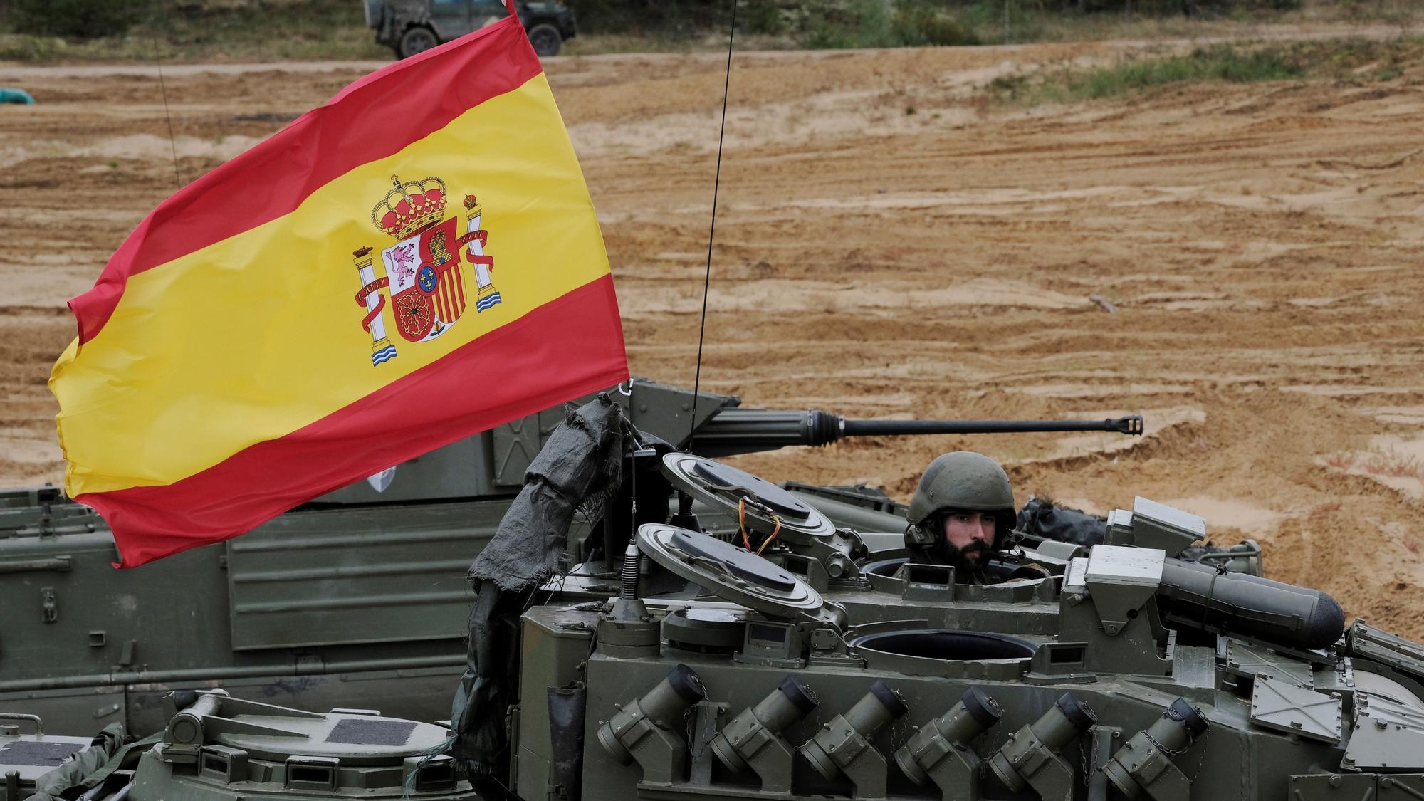 Soldados españoles de la OTAN participan con un vehículo Pizzaro en los ejercicios militares Silver Arrow (Flecha de Plata) en la Base de Adazi (Letonia).