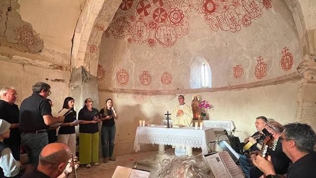 Los vecinos celebraron la fiesta de Santa María Magdalena con una misa baturra.