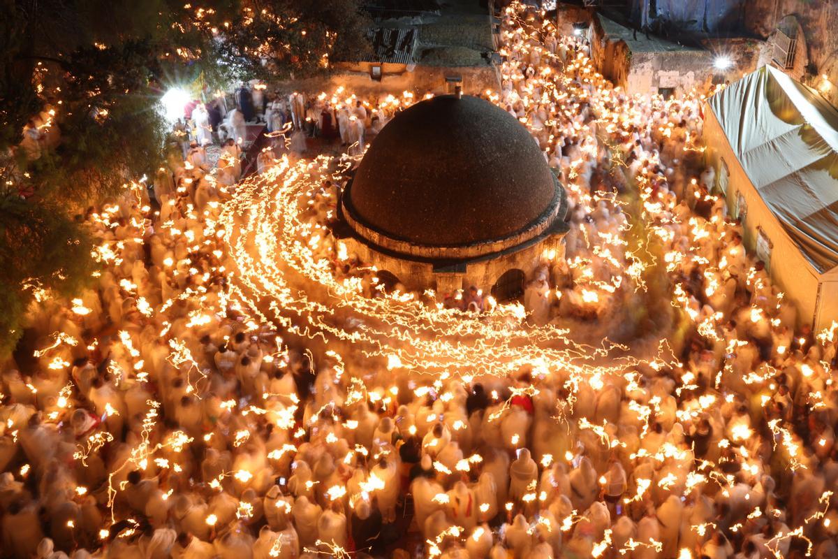 Cristianos ortodoxos celebran “Fuego Sagrado” en Jerusalén. eregrinos cristianos ortodoxos sostienen velas durante la ceremonia del Fuego Sagrado, un día antes de la Pascua ortodoxa, el sábado 15 de abril de 2023 en la Iglesia del Santo Sepulcro en la Ciudad Vieja de Jerusalén, donde muchos cristianos creen que Jesús fue crucificado y enterrado antes de resucitar.