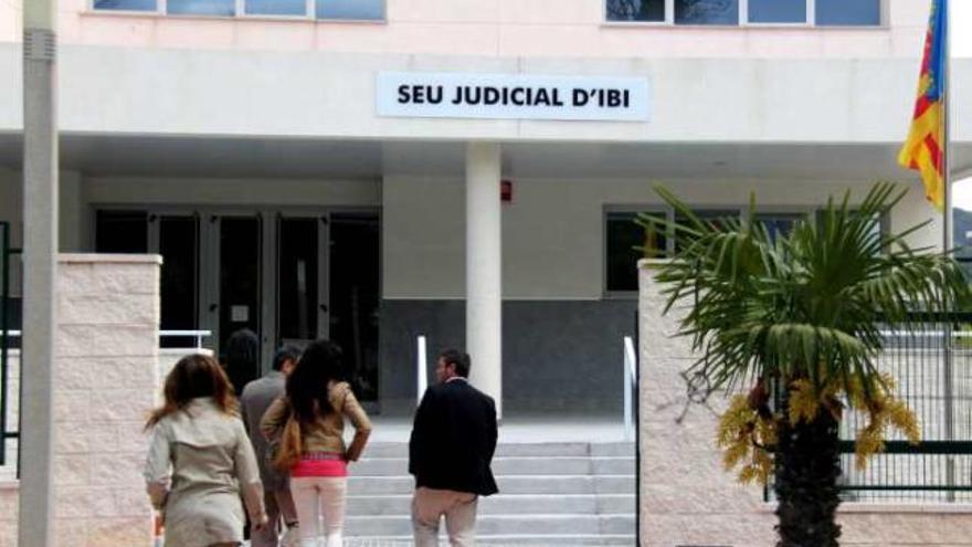 La comisión judicial regresa a los juzgados ibenses tras el registro en la casa de Agüera.