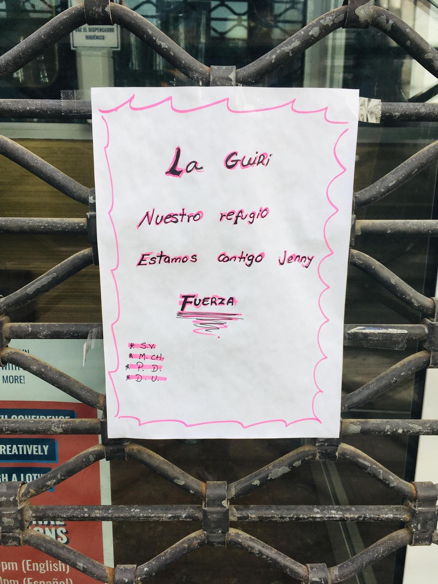 Carteles de ánimo en 'La Guiri'