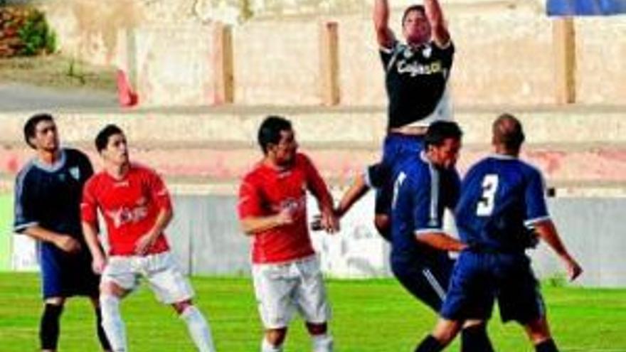 Doble reacción del Lucena en Martos y derrota en penalties