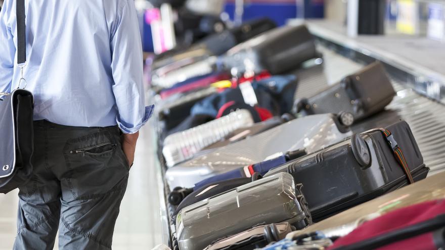 El truco con el que no tendrás que volver a pagar por tus maletas cuando viajas en avión