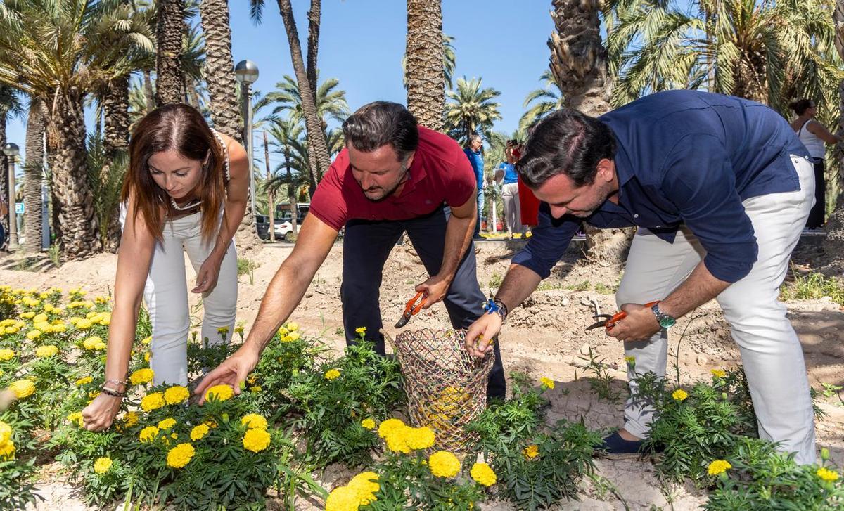 Ruz con los ediles Claudio Guilabert e Inma Mora durante el acto de corte de flores