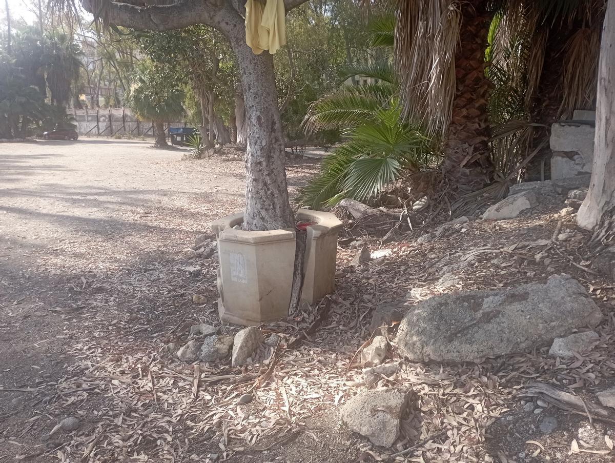 Otra vista del brocal, utilizado como jardinera en los Baños del Carmen.